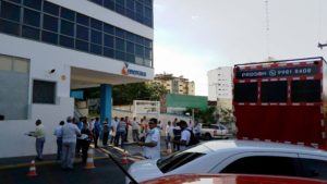 Trabalhadores se concentram em frente ao Edifício João Dias