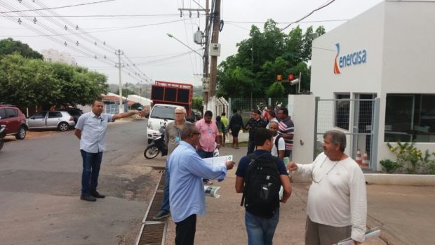 Distribuição do jornal Desafio no Barro Duro